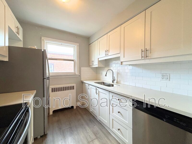 Primary Photo - 1024 King St E