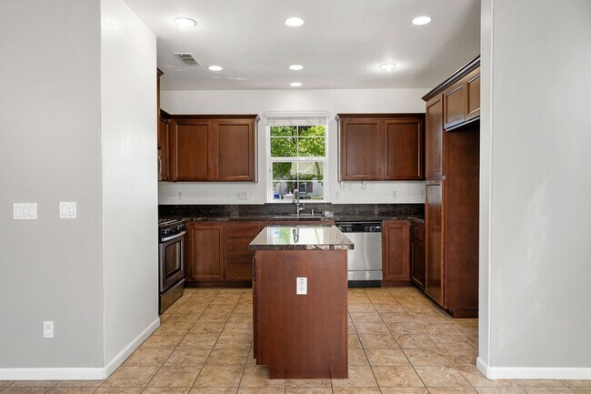 Foto del edificio - NICE TWO STORY TOWNHOME IN NATOMAS!
