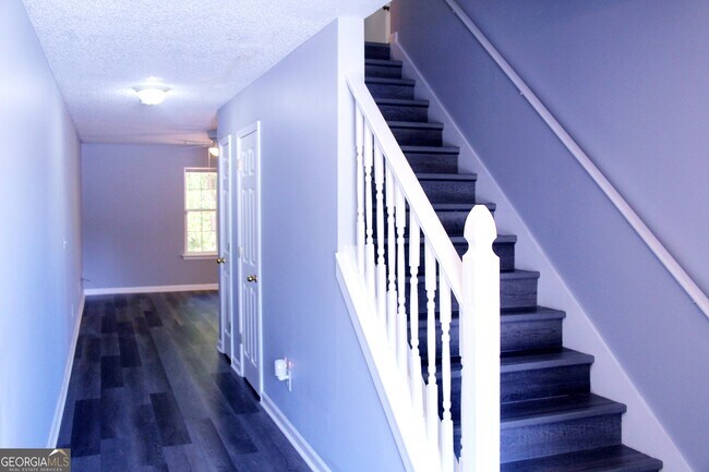 Foto del edificio - 6209 Hickory Ln Cir