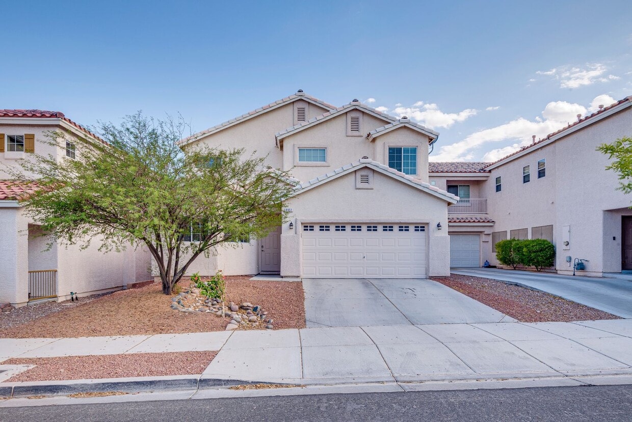 Foto principal - Spacious 3-Bedroom Home Featuring Downstai...