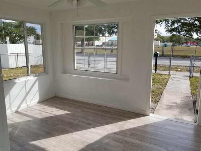 Foto del edificio - 1215 NE 127th St