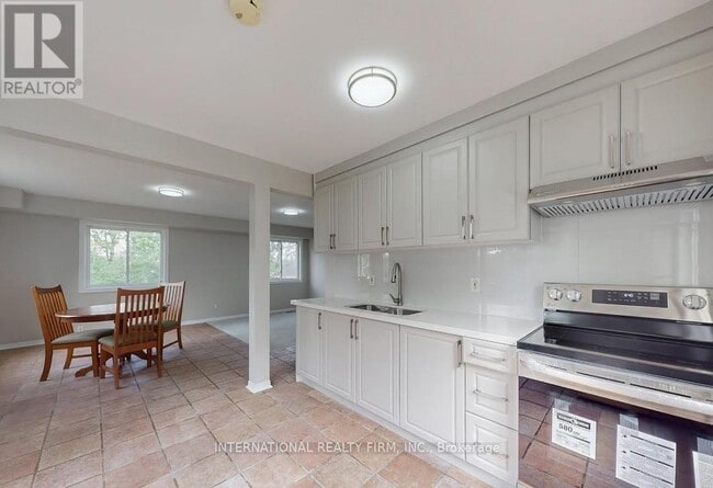 Building Photo - 6 English St