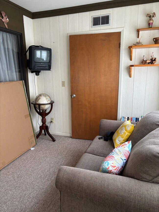 Building Photo - FURNISHED SUMMER RENTAL