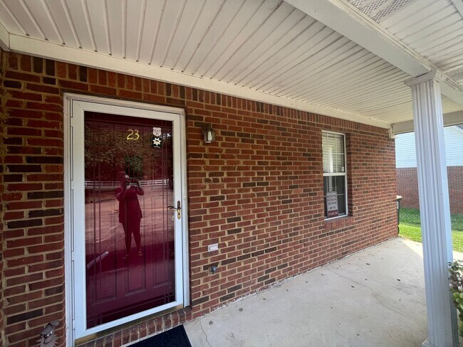 Building Photo - 3 Bedrooms, 2 Bathrooms - Townhome in Rome!