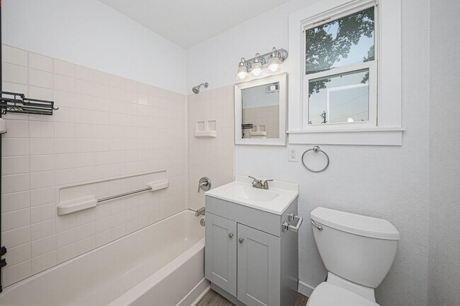 Foto del edificio - Please View 3D Virtual Walk-Through Before Scheduling a Showing