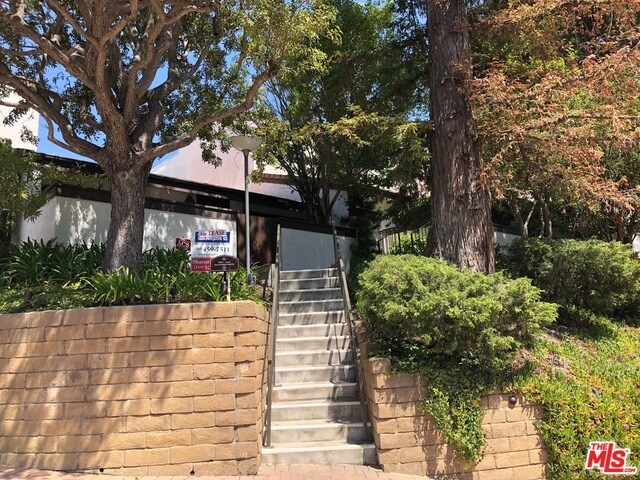 Primary Photo - 1588 Palisades Dr
