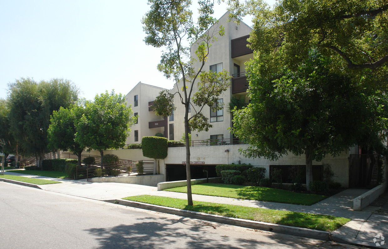 Primary Photo - Harvard Apartments