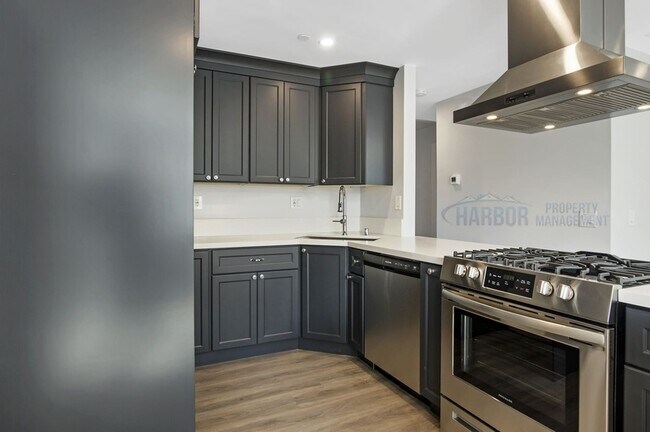 Building Photo - 14600 1/2-15244 Eastwood Ave
