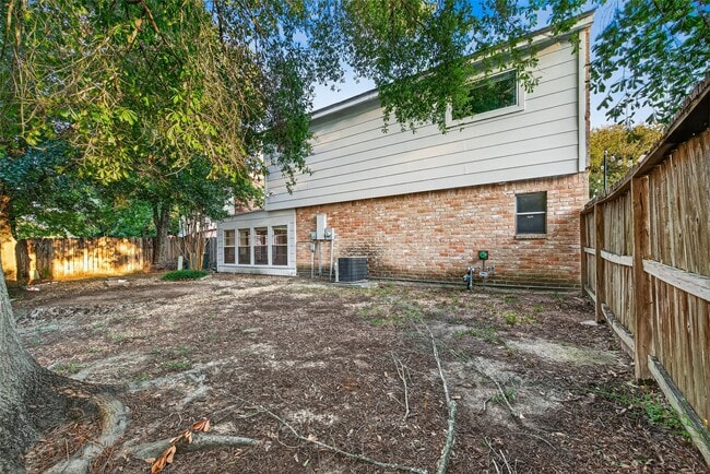 Building Photo - 812 Fleetwood Pl Dr