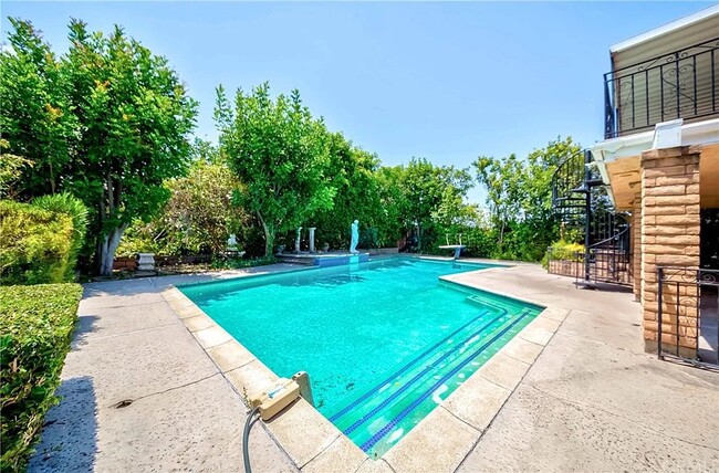 Building Photo - 607 W Avenida de la Merced