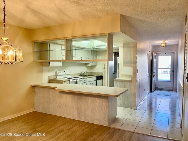 Foto del edificio - 2135 N Courtenay Pkwy