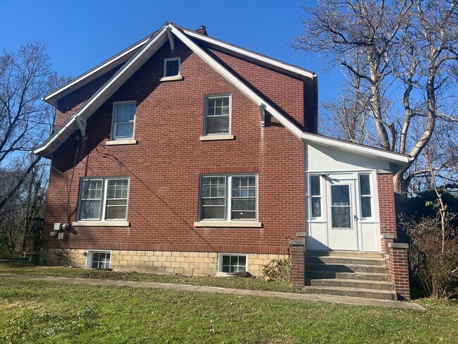 Building Photo - 3 bedroom home with LARGE Yard space - Available 8/05/2026