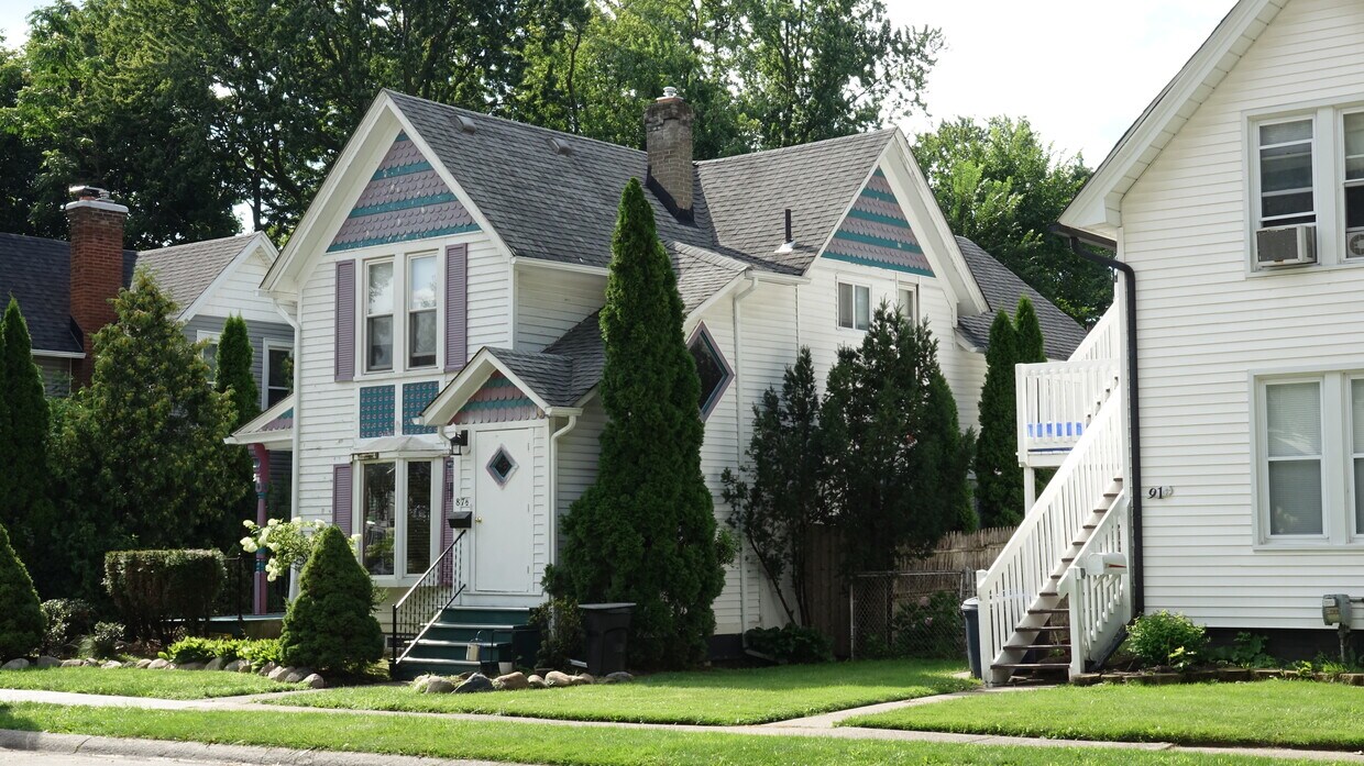 1895 VICTORIAN /HISTORICAL DISTRICT / UNDER RENOVATION - 87 Lincoln St