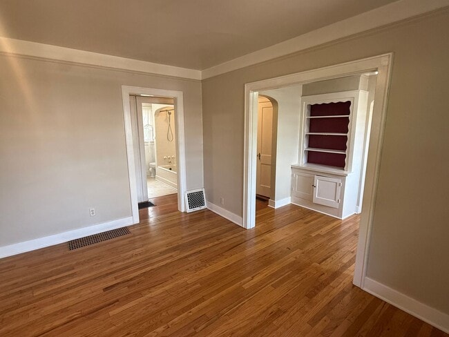 Building Photo - Charming 2BR/1BA Campus House