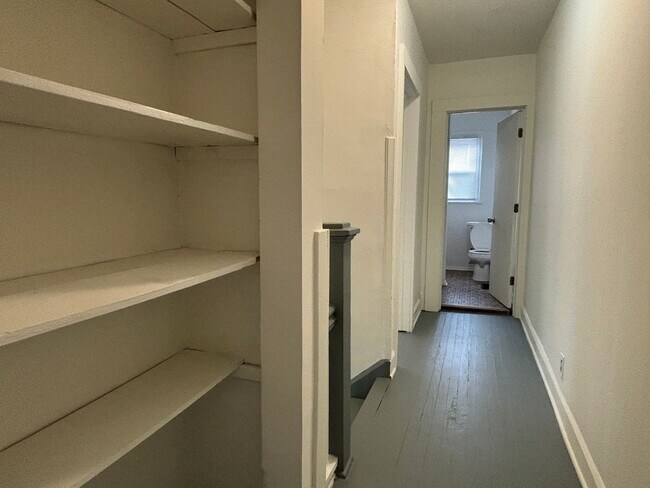 Foto del edificio - Large 2 Bed 1 Bath With Fenced in Yard & Deck!