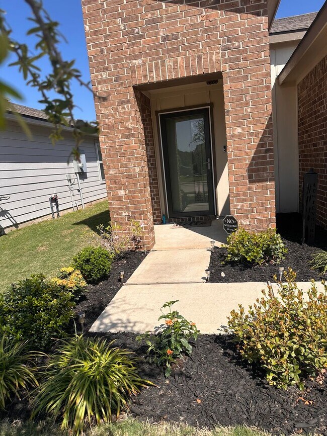 Building Photo - 3 Bedroom, 2 Bath in Midtown Subdivision C...