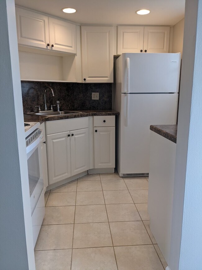 kitchen - 960 Crystal Lake Dr