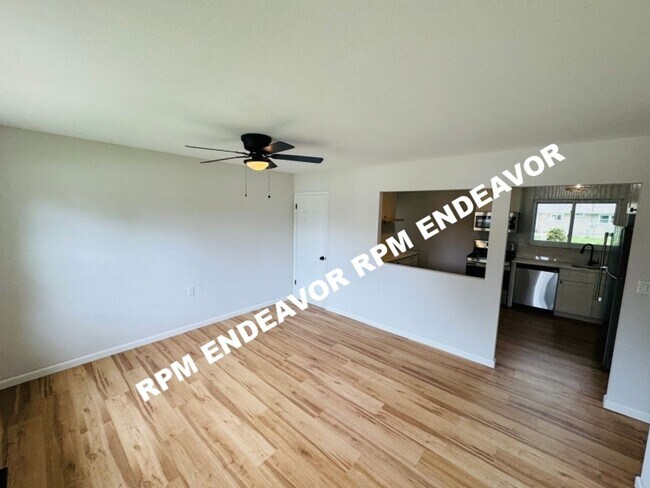 Building Photo - Modern 3-Bed Home in Quiet Neighborhood. F...