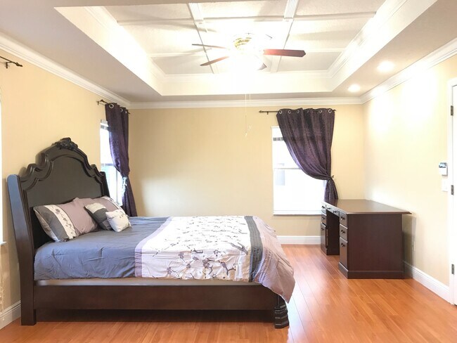 Foto del edificio - AMAZING HOME WITH LAKEFRONT VIEW!