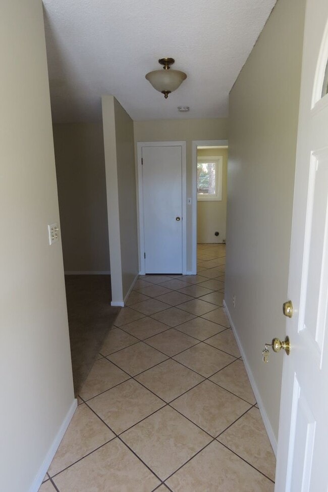 Building Photo - Sweet home in quiet neighborhood!