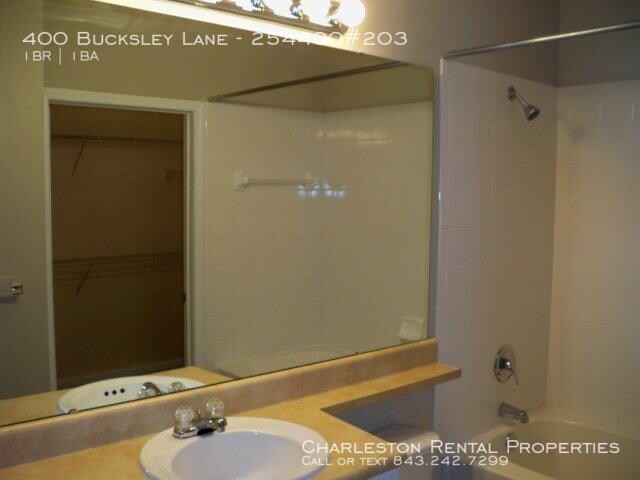 Building Photo - 400 Bucksley Ln