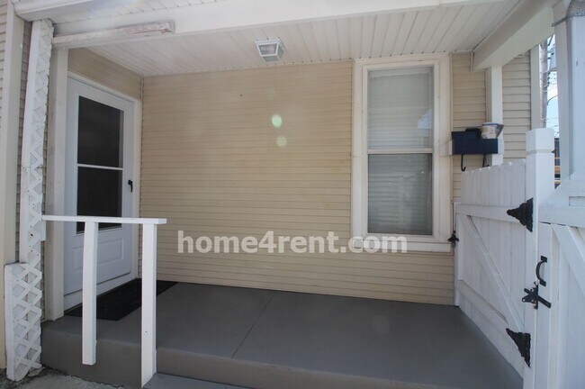 Foto del edificio - Updated Strawberry Hill Bungalow So much new