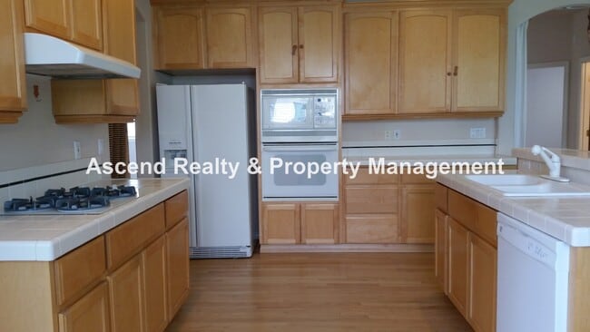 Building Photo - Bethany 4 Bed One Bed & Full Bath on Main Fenced Yard w/EV Charger Close to Schools & Shopping