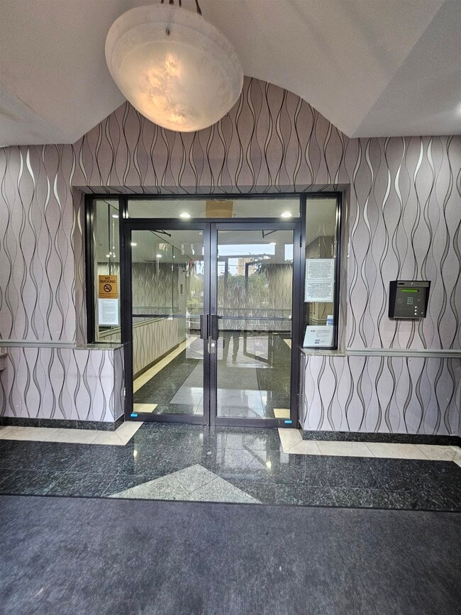 Foto del edificio - 8915 Bergenwood Ave
