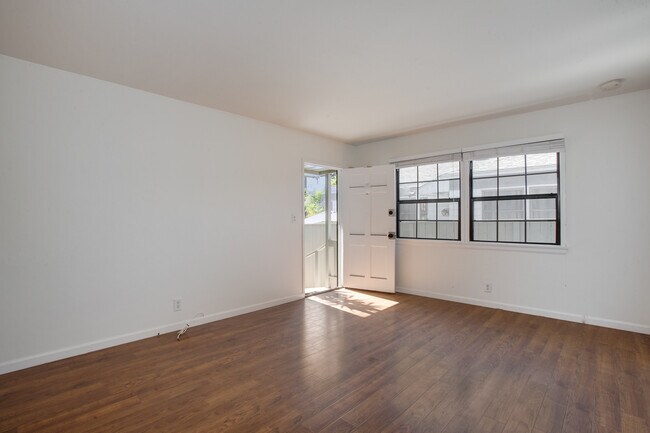 Building Photo - 1514 Oakwood Ave