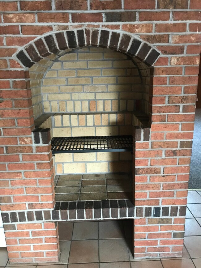 Estación de barbacoa cubierta en el área de cocina - 8560 Main St