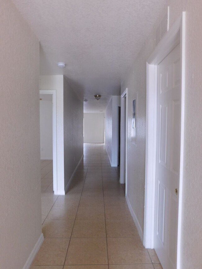 Foto del edificio - 756 Camel Ct