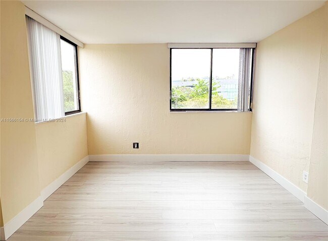 Foto del edificio - 2715 Tigertail Ave