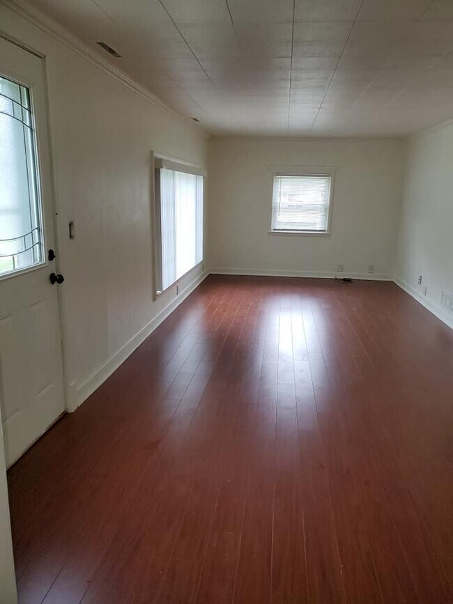 Building Photo - 301 Cherry Ln