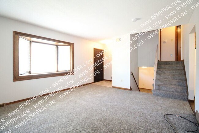 Building Photo - Beautiful 3 Bedroom, 1.5 Bath Home In Des ...
