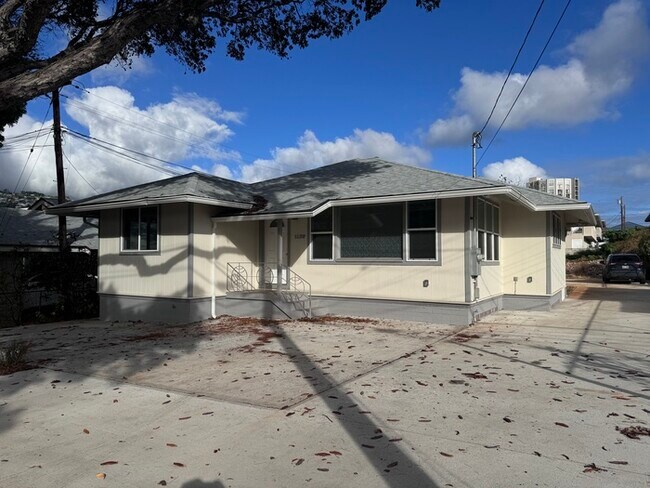 Building Photo - 6 Bed/4 Bathroom House - Split A/C through...
