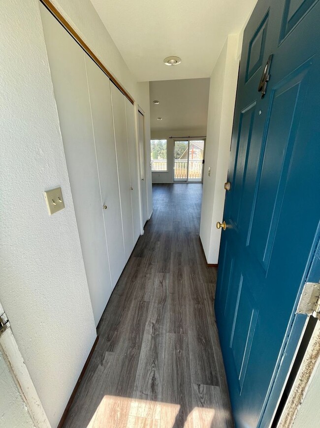Building Photo - Adorable Top Unit Located in Ferndale