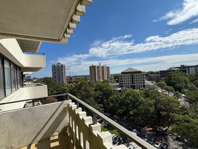 Foto del edificio - 6301 Stevenson Ave