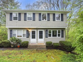 Building Photo - 11 E Hills Dr