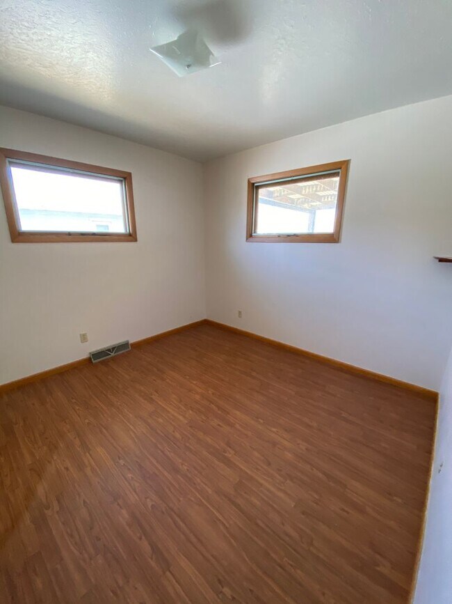 Foto del edificio - Spacious 4 bedroom 2 bathroom, pet friendl...