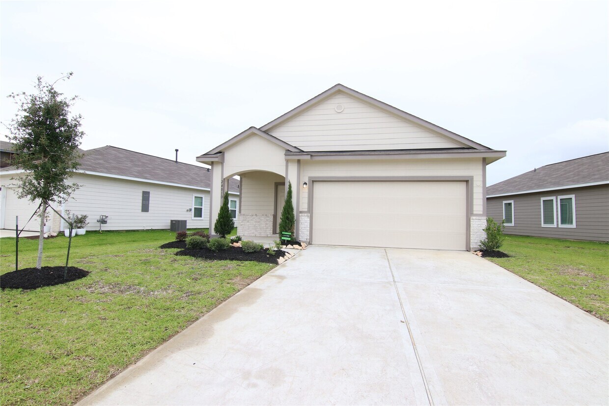 Foto principal - 24010 Farmstead Dr