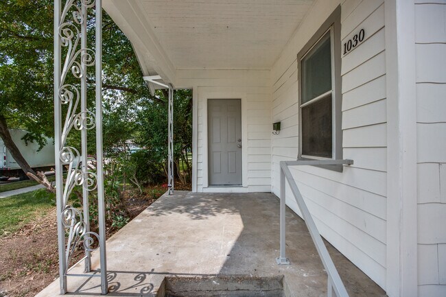 Building Photo - 1030 W Bewick St