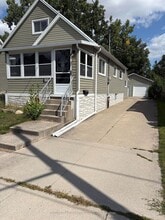 Building Photo - 122 Boullee St