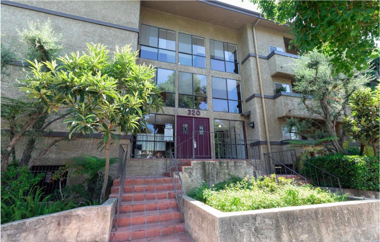 Primary Photo - 320 E Stocker St