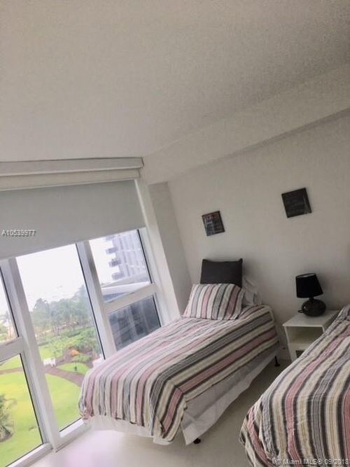 Foto del edificio - 10275 Collins Ave