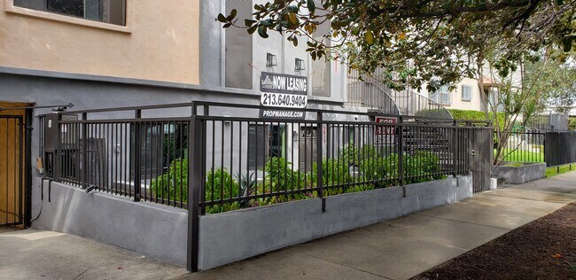 Foto del edificio - 5811 Harold Way