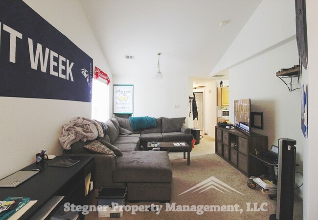 Building Photo - Beautiful 2 Bed 1 Bath Townhome in N.E. Ft. Collins with attached garage!