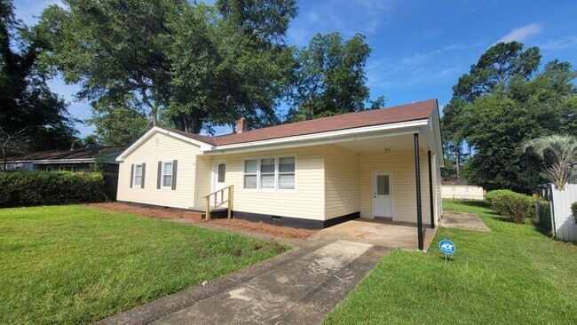 Building Photo - 2010 Melrose Dr