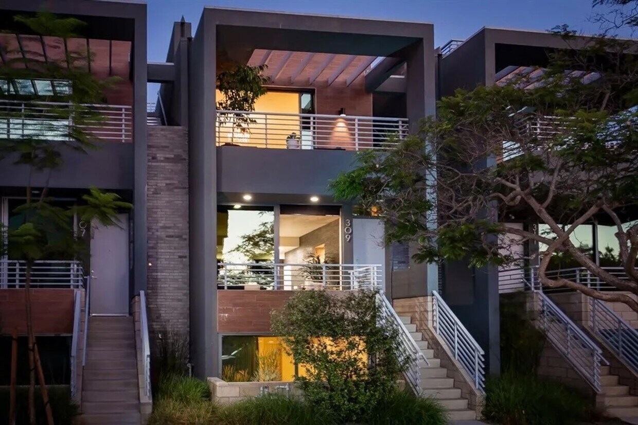 Primary Photo - Chic & Modern 2 Bed/2.5 Bath Townhome in B...