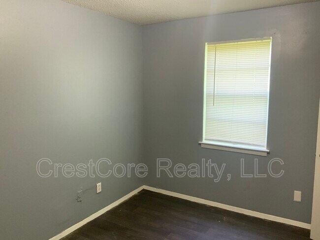 Building Photo - 497 W Shelby Dr