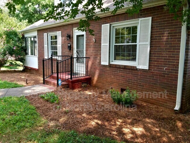 Building Photo - 1321 Pinecrest Avenue